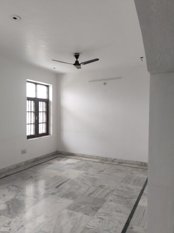 Room in 2.5 BHK Builder Floor at Gomti Nagar – for Rent