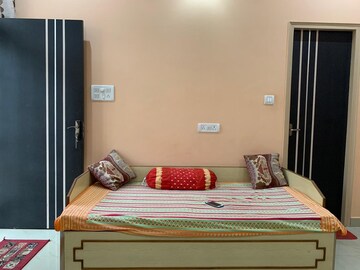 Bedroom in 1.5 BHK Builder Floor at Gomti Nagar – for Rent