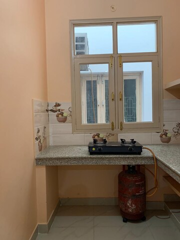 Kitchen in 1.5 BHK Builder Floor at Gomti Nagar – for Rent