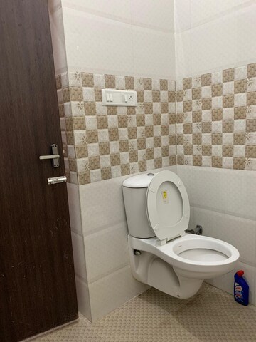 Bathroom in 1.5 BHK Builder Floor at Gomti Nagar – for Rent