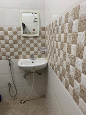 Bathroom in 1.5 BHK Builder Floor at Gomti Nagar – for Rent