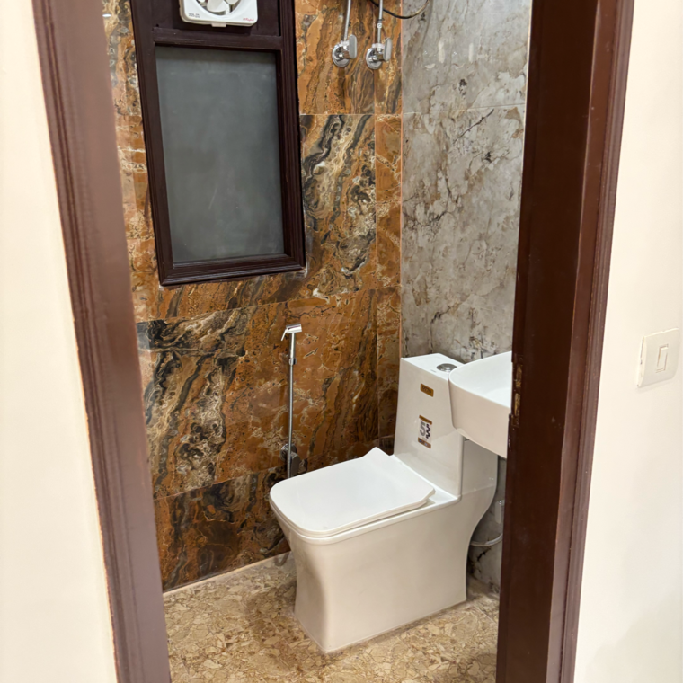 Bathroom, lajpat nagar 3 Bedroom 125 Sq.Yd. Apartment In Lajpat Nagar Delhi 9164083