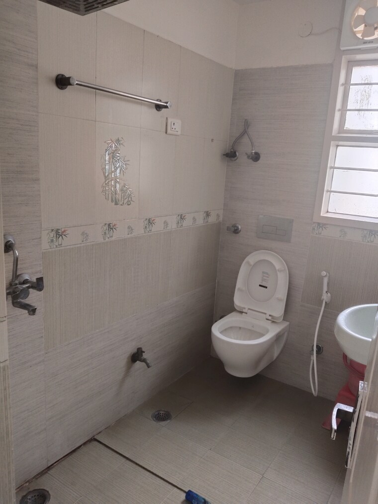 Bathroom, sector 21c 4 Bedroom 1650 Sq.Ft. Apartment In Sector 21c Faridabad 9164170