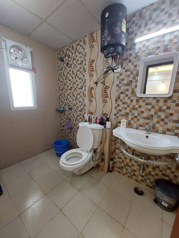 Bathroom, purvanchal-silver-city-ii 3 Bedroom 1765 Sq.Ft. Apartment In Pi Greater Noida Greater Noida 9164243