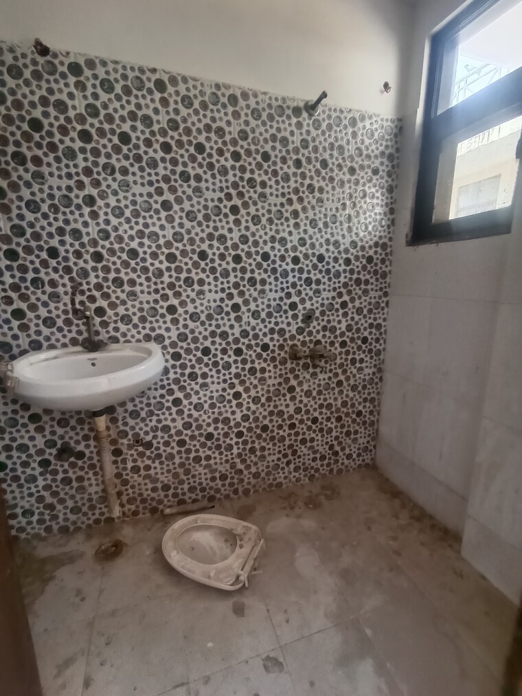 Bathroom, govindpuri 2.5 Bedroom 80 Sq.Yd. Builder Floor In Govindpuri Delhi 9164350