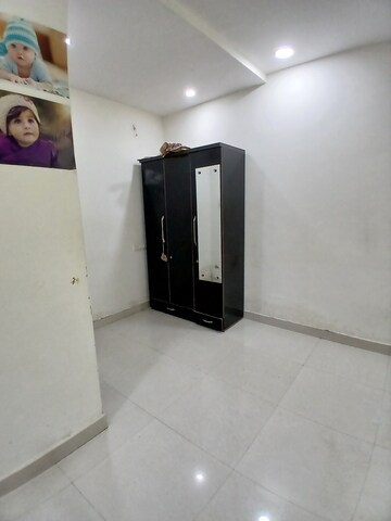 Room in 2 BHK Apartment at Omkar Nagar – for Rent