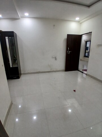 Room in 2 BHK Apartment at Omkar Nagar – for Rent