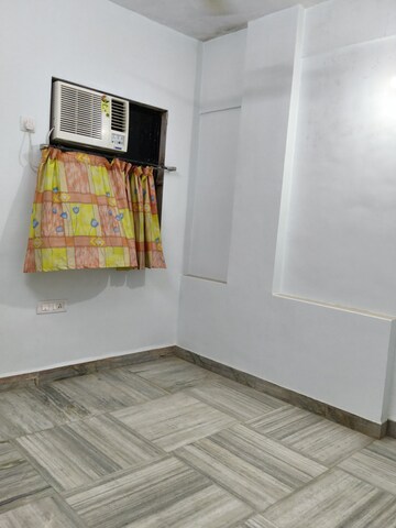 Room in 2 BHK Apartment at Sundeep CHS, Santacruz East – for Rent