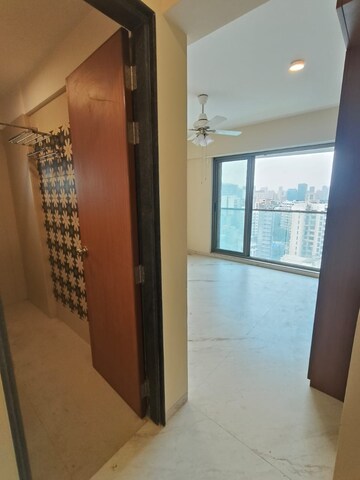 Room in 3 BHK Apartment at Naman Habitat, Andheri West – for Rent