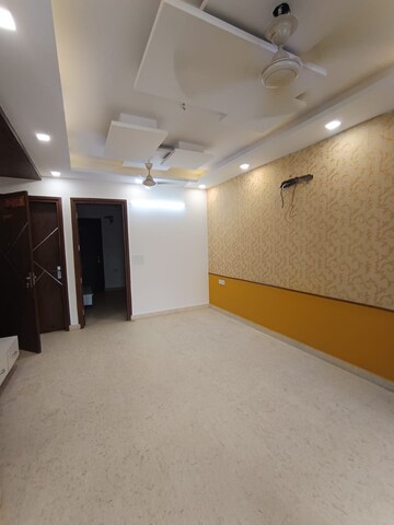 Room in 3 BHK Apartment at Navbharat Apartments, Paschim Vihar – for Rent