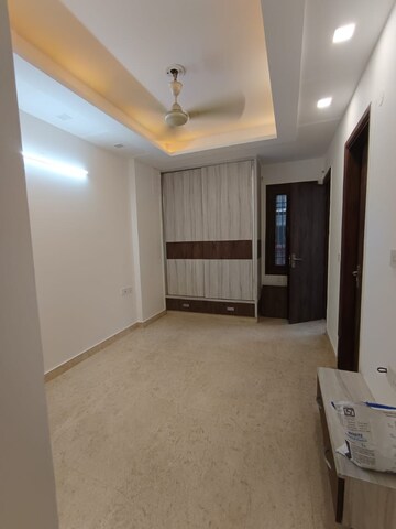 Room in 3 BHK Apartment at Navbharat Apartments, Paschim Vihar – for Rent