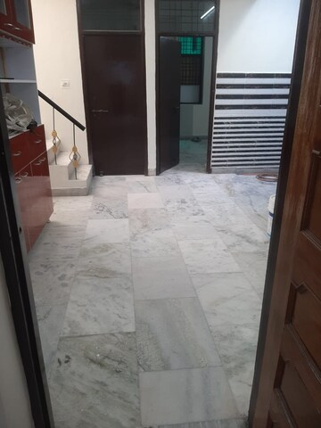 Room in 3 BHK Independent House at Jankipuram Extension – for Rent