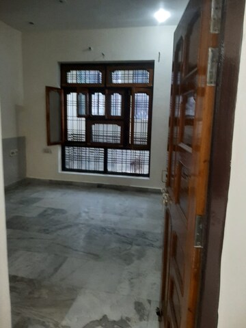 Room in 3 BHK Independent House at Jankipuram Extension – for Rent
