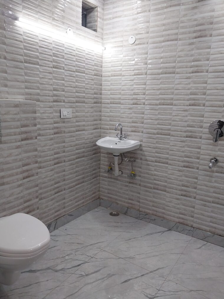 Bathroom, nagin-lake-view-apartment 2 Bedroom 1000 Sq.Ft. Apartment In Paschim Vihar Delhi 9164547