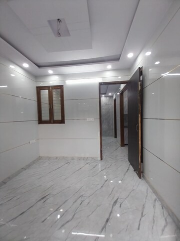 Room in 2 BHK Apartment at Nagin Lake View Apartment, Paschim Vihar – for Rent