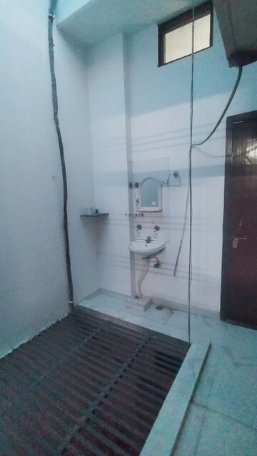 Bathroom in 6 BHK Independent House at Gomti Nagar – for Rent