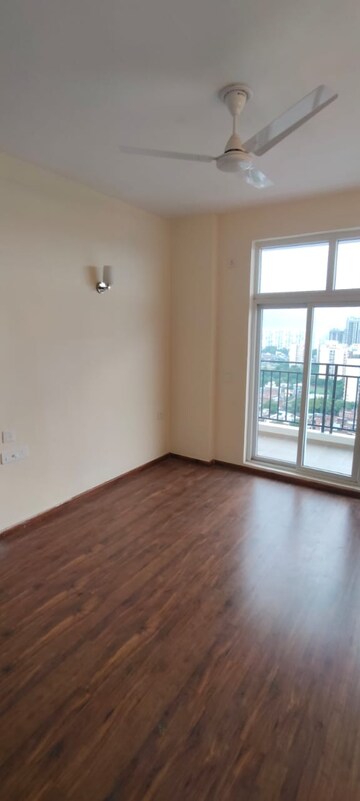Room in 3 BHK Apartment at Omaxe The Palace, Gomti Nagar – for Rent