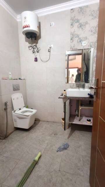 Master Bedroom in 3 BHK Builder Floor at AVA Court, Sector 47 – for Rent