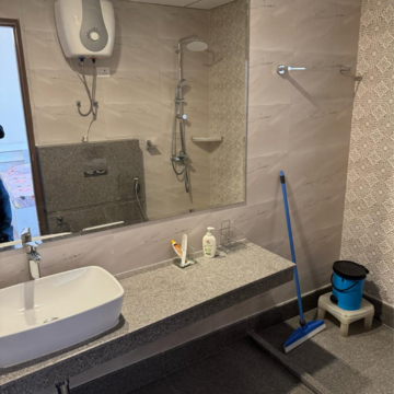 Bathroom in 3.5 BHK Apartment at ABA Ivy County, Sector 75 – for Rent