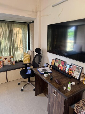 Team Area in 2 BHK Apartment at Deccan Court Bandra, Bandra West – for Rent