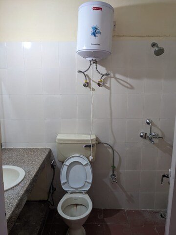 Bathroom in 4 BHK Apartment at Ardee City The Residency, Sector 52 – for Rent