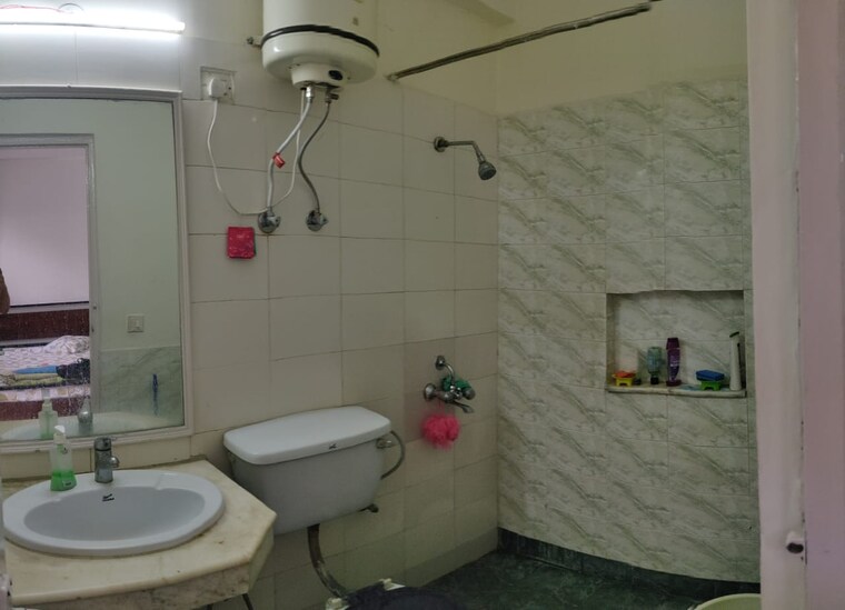Bathroom, unitech-residency-greens 3 Bedroom 1200 Sq.Ft. Apartment In Sector 46 Gurgaon 9165536