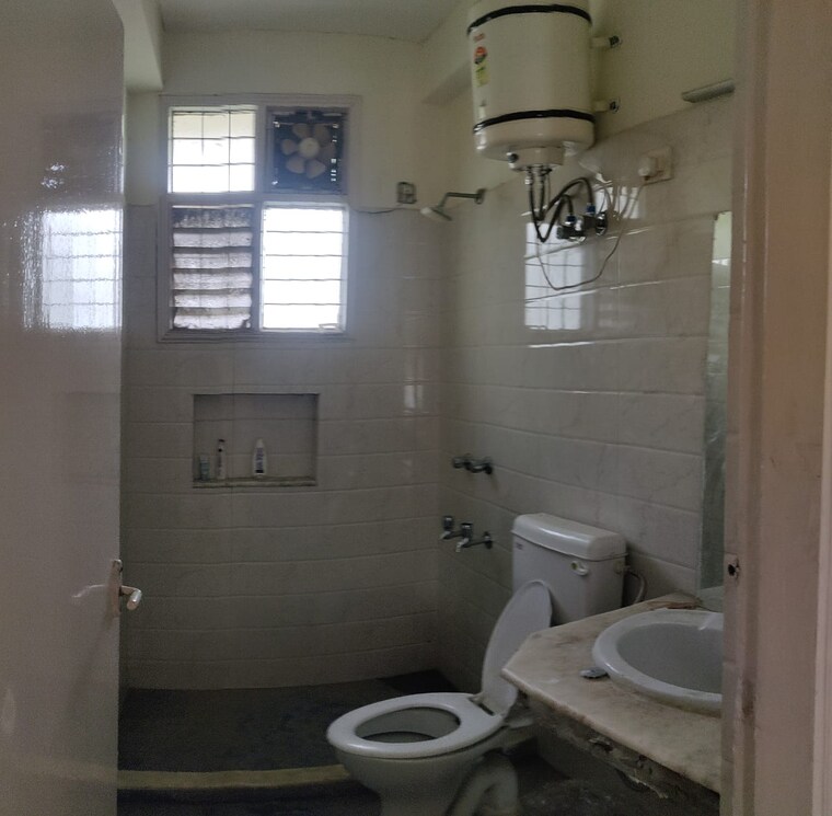 Bathroom, unitech-residency-greens 3 Bedroom 1200 Sq.Ft. Apartment In Sector 46 Gurgaon 9165536