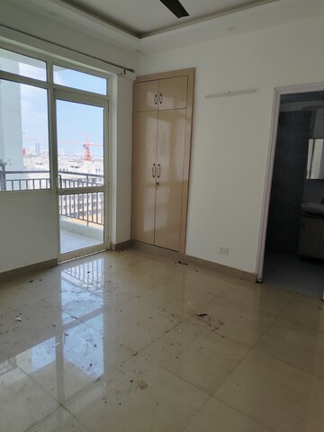 Room in 2 BHK Apartment at Suncity Avenue 76, Sector 76 – for Rent