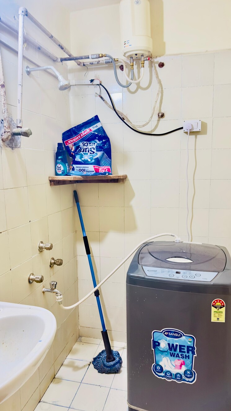 Bathroom, viman nagar 2 Bedroom 900 Sq.Ft. Apartment In Viman Nagar Pune 9165565