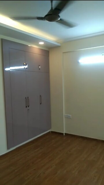 Room in 2.5 BHK Apartment at Amrapali Riverview, Amrapali Leisure Valley – for Rent