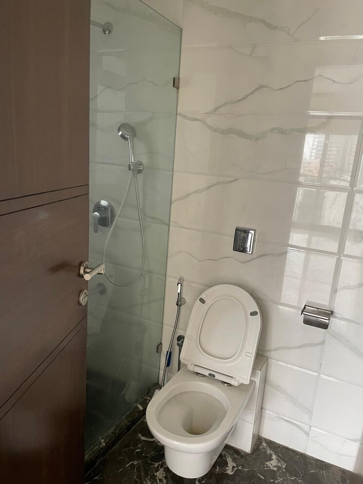Bathroom, supreme-badrinath 3 Bedroom 1120 Sq.Ft. Apartment In Khar West Mumbai 9165684