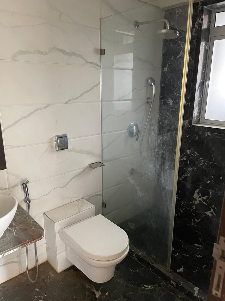 Bathroom, supreme-badrinath 3 Bedroom 1120 Sq.Ft. Apartment In Khar West Mumbai 9165684