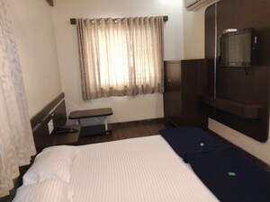 Master Bedroom in 4 BHK Apartment at Oberoi Realty Park View, Kandivali East – for Sale