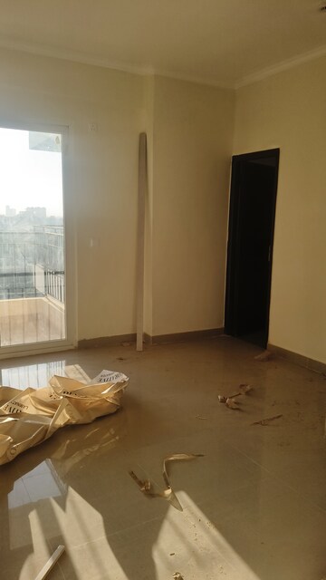 Room in 4 BHK Apartment at Amrapali Crystal Homes, Sector 76 – for Rent