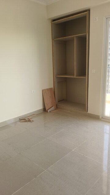 Room in 4 BHK Apartment at Amrapali Crystal Homes, Sector 76 – for Rent