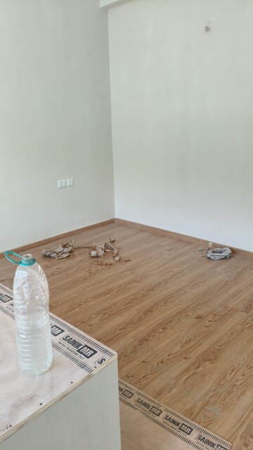 Furnished Amenities in 4 BHK Apartment at Amrapali Crystal Homes, Sector 76 – for Rent