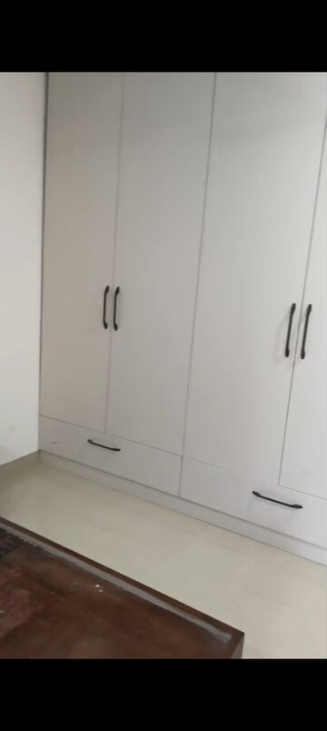 Furnished Amenities in 4 BHK Apartment at Sector 65 – for Rent