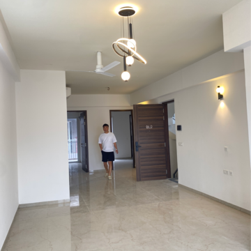 Room in 3.5 BHK Apartment at Smart World Orchard, Sector 61 – for Rent