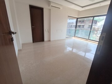 Room in 3 BHK Apartment at Santacruz West – for Rent