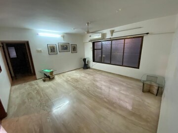 Room in 3 BHK Apartment at Santacruz West – for Rent