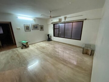 Room in 3 BHK Apartment at Santacruz West – for Rent