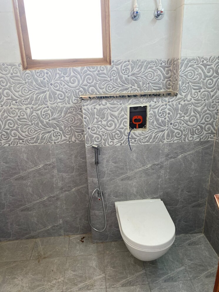 Bathroom, new colony 3 Bedroom 3600 Sq.Ft. Builder Floor In New Colony Gurgaon 9166107