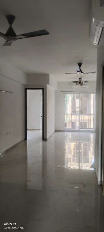 Room in 3 BHK Builder Floor at Smart World Orchard, Sector 61 – for Rent