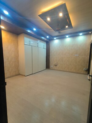 Room in 4 BHK Builder Floor at South Extension ii – for Sale