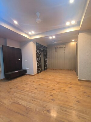 Room in 4 BHK Builder Floor at South Extension ii – for Sale