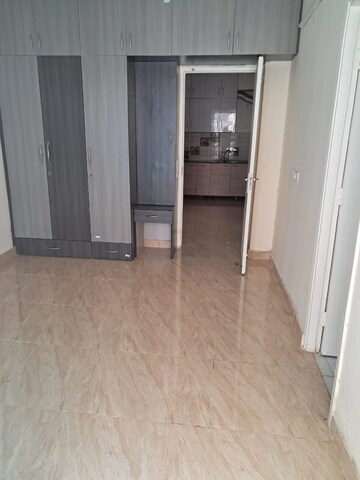 Room in 3 BHK Apartment at Gaur Yamuna City, Gaur Yamuna City – for Rent