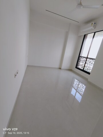 Room in 2 BHK Apartment at Alamdar The Auro, Lower Parel – for Rent