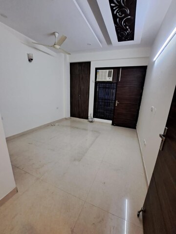 Room in 3 BHK Builder Floor at Unitech South City II, Sector 50 – for Rent