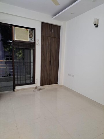 Room in 3 BHK Builder Floor at Unitech South City II, Sector 50 – for Rent