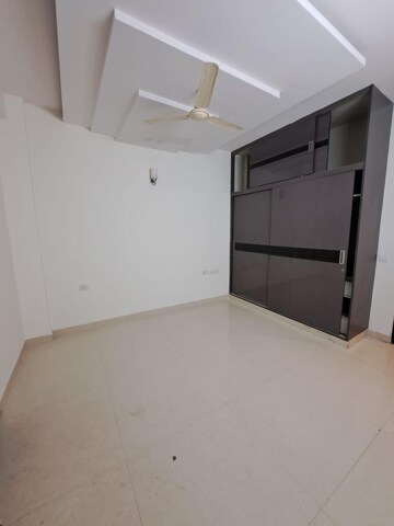 Room in 3 BHK Builder Floor at Unitech South City II, Sector 50 – for Rent